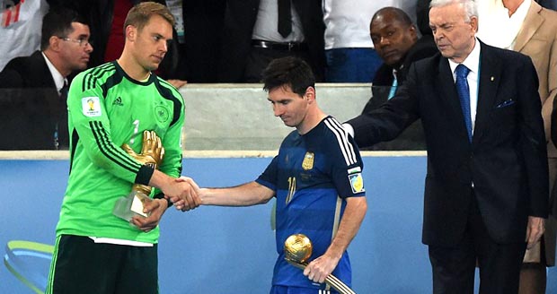 El arquero alemán, con la Copa Mundo 2014, saluda al argentino Messi, ganador del trofeo al mejor jugador en Brasil. 