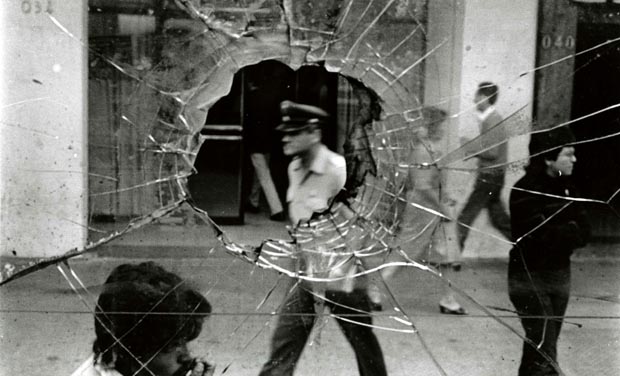 Alvaro Hoppe, Alameda Street (Calle Alameda), Santiago, 1983. Collection Leticia and Stanislas Poniatowski. © Alvaro Hoppe.