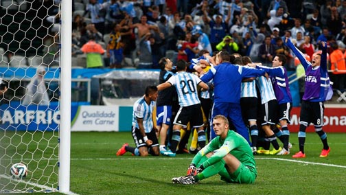 El arquero holandés luce derrotado y atrás celebran los jugadores argentinos en Brasil. 