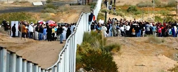 La crisis en la frontera con las familias latinas se enreda en la política partidista.