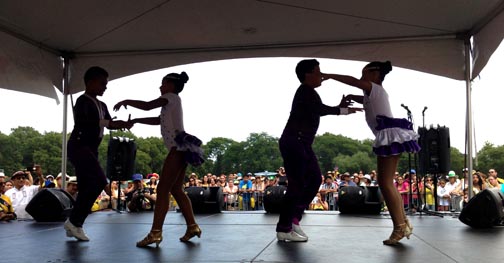 Integrantes de la agrupación Cali Salsa Pal Mundo deleitando a los asistentes. 