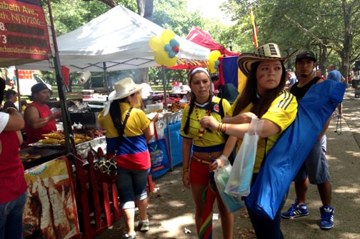 Puestos de comida como lo hacía el Centro Cívico Colombiano durante el Festival Independencia de Colombia. 