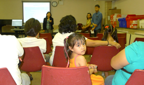 Familias acudieron al llamado del Centro Ecuatoriano Internacional para informarse sobre DACA. Fotos Javier Castaño