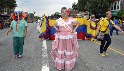 La Reina de la Tercera Edad desfilando orgullosa. 