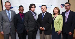 De izquierda a derecha: Brent Wilkes, Director Ejecutivo Nacional de LULAC, LULAC Queens, estudiante de Ford Driving Dreams Efrin Martínez, LULAC Queens, estudiante de Ford Driving Dreams Matthew Martínez, Joedis Avila, Director de Alcance Comunitario de Ford Motor Company Fund, Sylvia Mata, Presidenta del Concilio LULAC en Queens, y Gabriel Roldos, Coordinador de Programas del Concilio LULAC en Queens. Photo: Robert Figueroa