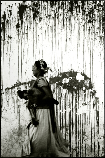 Graciela Iturbide, Chickens (Pollos), Juchitán, Mexico, 1979. Collection Leticia and Stanislas Poniatowski. © Graciela Iturbide.