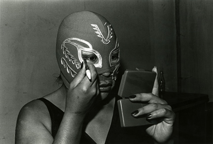 Lourdes Grobet, Double wrestle III (La doble lucha III ), Mexico, 1981-82. Collection Leticia and Stanislas Poniatowski. © Lourdes Grobet.