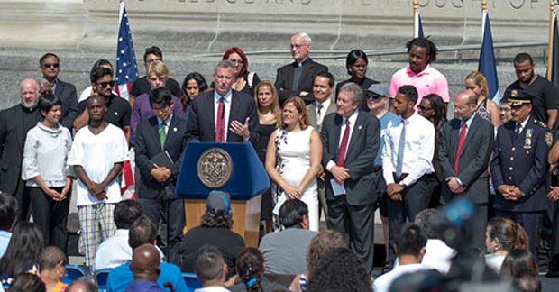 El calcalde Bill de Blasio, al centro y rodeado de miembros del Concejo de la ciudad de Nueva York.