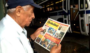 Un lector de Quiubo en la estación de busus y trenes de Jackson Heights, Queens. Fotos Javier Castaño