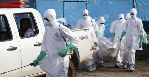 El traslado de pacientes y muertos se hace con trajes especiales para evitar el contagio.