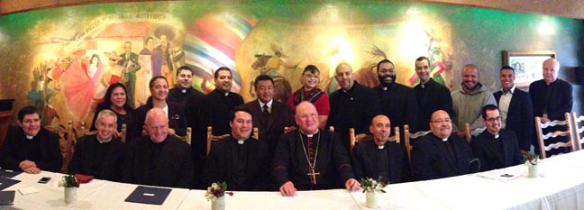 El Cardenal Timothy Dolan y los sacerdotes del Fotos Javier Castaño
