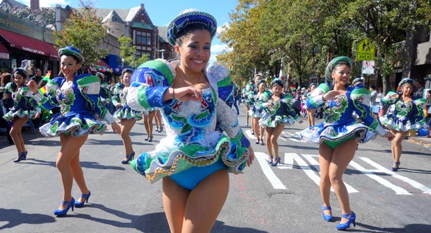 La mujer boliviana exhibe con orgullo la cultura y el folklore boliviano.