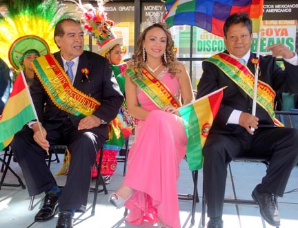 Desde la izquierda, el vicepresidente del desfile, Gabriel Tordoya, la reina Jimena Canidos y Angel