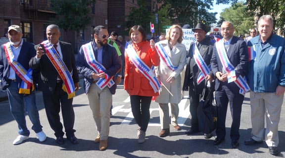 Los directivos del Desfile Dominicano de Queens y algunos de los políticos de este condado.
