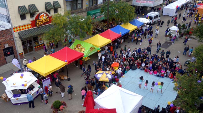 Vista panorámica de la feria de salud organizada por EmblemHealth en Corona Plaza, Queens.
