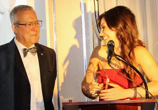 La encantadora Bianca Marroquín, del musical Chicago recibe su premio de Manolo Garcia Oliva