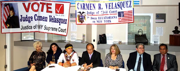 En el Consulado de Ecuador en Nueva York, desde la izquierda, Josefina Montenegro de Radio Cristal, Gina Bolaños, presidenta de la Junta Cívica de Guayaquil en Nueva York, Lino Wamputrsik en representación de los indios del Amazonas ecuatoriano, el Cónsul Jorge López, la jueza Carmen Velásquez, el demócrata Many Pérez y Luis Rodríguez, presidente de la Confederación de Periodistas Ecuatorianos en Nueva York.