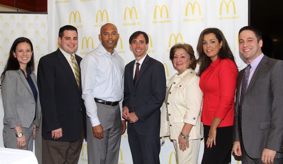 de izquierda a derecha: Jessica Mato, Steven Frazier, Mariano Rivera, el alcalde Noam Bramson, Celeste Quintana, Carmen Paulino y Josh Kaufman.