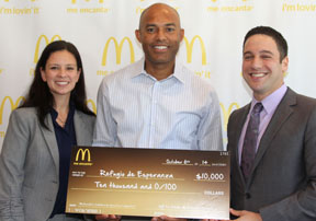 Jessica Mato y Josh Kaufman presentan un donativo de $10,000 en nombre de la Asociación de Dueños/Operadores de McDonald’s en el área metropolitana de Nueva York. Fotos Miguel Rajmil