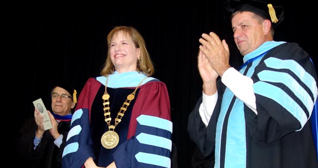 La presidenta Sharon DeVivo al lado del presidente saliente John C. Fitzpatrick.