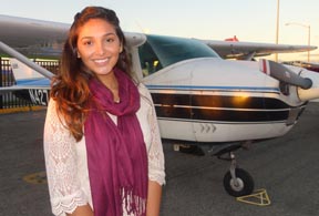 La estudiante Victoria Morales al lado de un avión Cessena Skyhawk 172 en el hangar del Vaughn College, cerca al aeropuerto LaGuardia, en Queens. Foto Javier Castaño