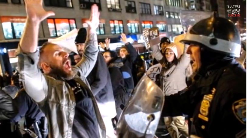 Además de la consigna "no puedo respirar", que dijo Eric Garner antes de morir, quienes protestan también suben las manos y dicen "no dispare" frente a la policía.