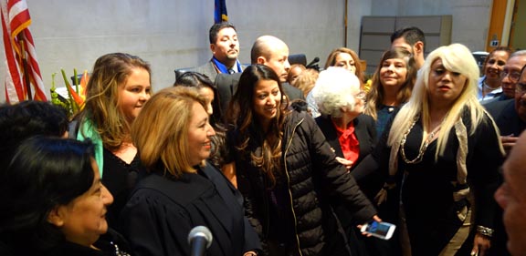 La comunidad latina de Queens acudió a felicitar a la nueva jueza Carmen Velásquez.
