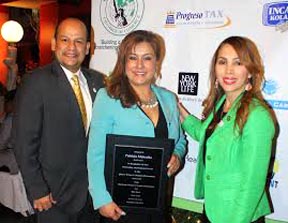 Desde la izquierda, Carlos Plaza de H&R Block, Patricia Mahecha y Martha Lucía Ramírez, presidenta de la Cámara de Comercio de Mujeres de Queens.