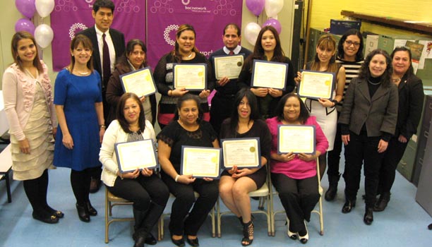 Atrás, de izquierda a derecha: Lauder Sosa (invitada), Maria Isabel Molina (profesora); Ivan Acosta (de la oficina de la concejal Ferresas), Rosmary Gil, Juana Jaquez, Richard Calderon, Cynthia Leon, Violeta Salvador, Rosalinda Martinez (profesora), Amy Feldam (Directora de programas de BOC) y Madeleine Villanueva del Comité para Familias y Niños Hispanos. Al frente, desde la izquierda: Maria Herrera, Martiza Herrera, Aniana Peñalo y Eladia Liriano. Foto Cortesía