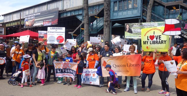 La demostración a favor de la Biblioteca de Corona terminó en Corona Plaza de la calle 103, en Queens. Fotos Javier Castaño