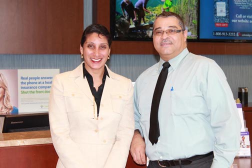 Ingrid Izaguirre y Roberto García del equipo de inscripción de CareConnect. Fotos cortesía