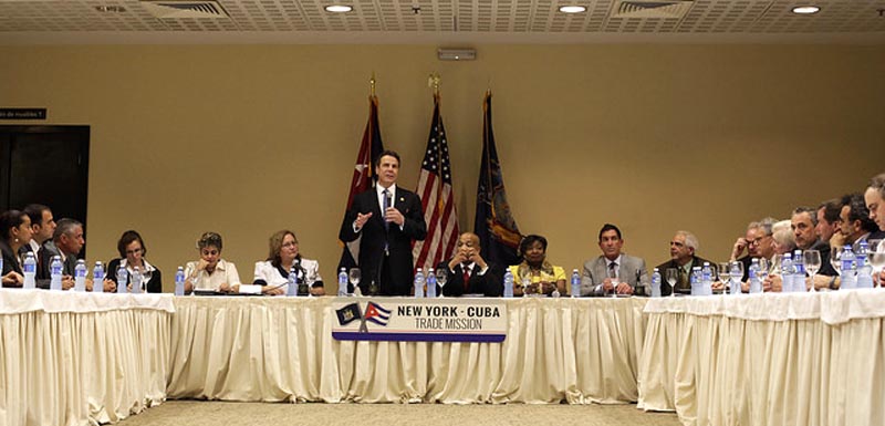 El gobernador Andrew Cuomo con delagados del estado de Nueva York y el gobierno de Cuba. 