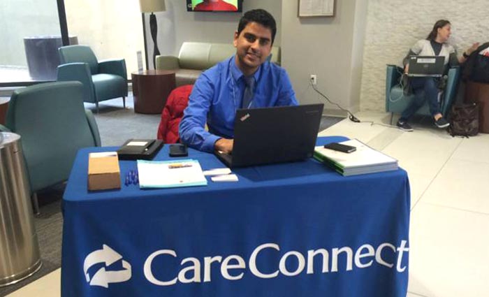 Raj Kumar atendiendo en las instalaciones de CareConnect en Forest Hills, Queens. Fotos cortesía