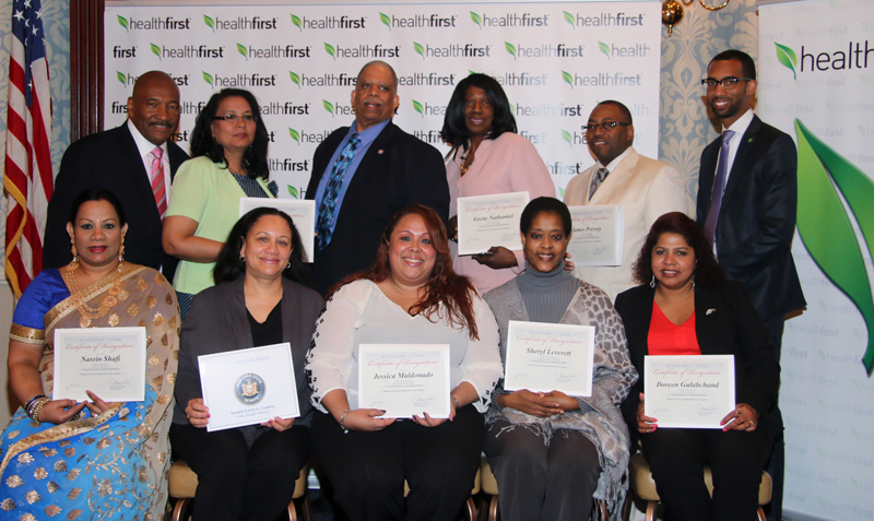 El primer grupo  de 50 coordinadores de padres, directores, y líderes de Queens por su dedicación a la educación del año escolar 2014-2015 fue representado por una latina sonriente , Jessica Maldonado , sentada al centro junto a los demás 7 compañeros galardonado y  Senador estatal Leroy Comrie,Jean Ross Tolloch yGeorge Hulse ,VP de asuntos externos de Healthfirst.