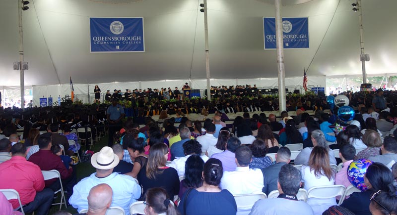 Bajo una inmensa carpa se graduaron este año más de 1,500 estudiantes del Queensborough Community Colleges. 