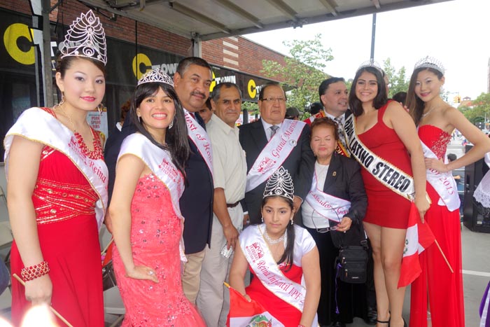 El gran mariscal Octavio Flores con su cinta en el pecho y rodeado de reinas.