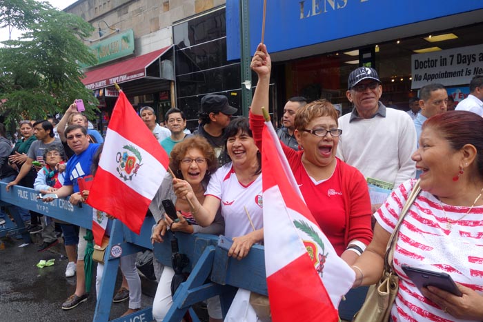 Los peruanos agitando su bandera.