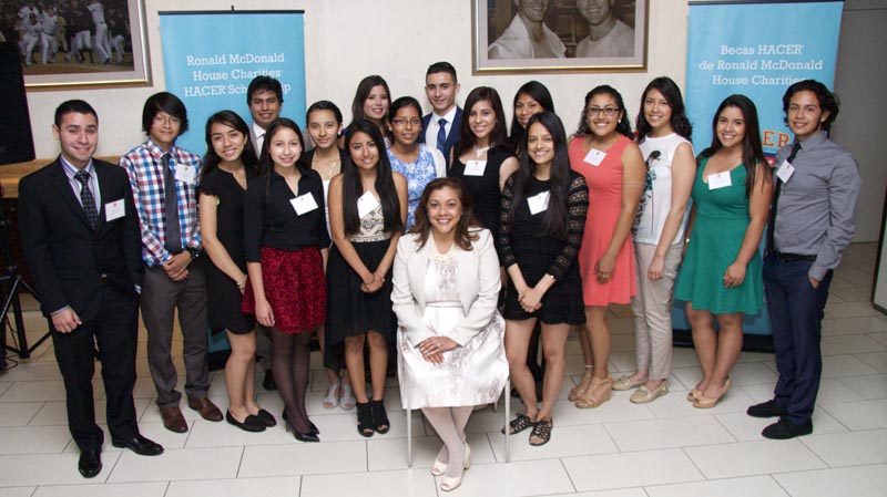 Estudiantes junto a la jueza Sallie Manzanet-Daniels (sentada). Foto cortesía