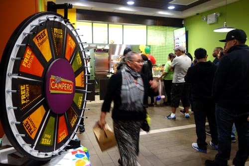 La ruleta de Pollo Campero servió para atraer gente el día de la apertura.