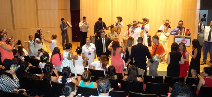 Los colombianos bailando vallenato en el auditorio del Pasillo de la Ciencia del Parque Flushing.