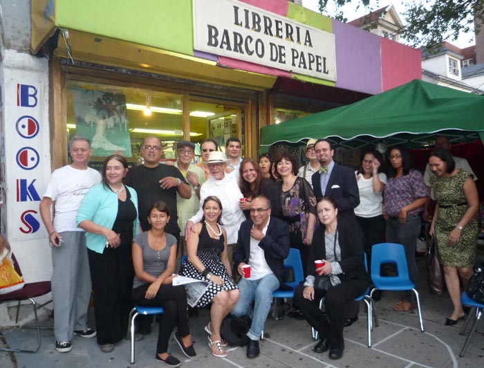 Nereo acompañado de un grupo de amigos y admiradores en la librería Barco de Papel de Jackson Heights, Queens.