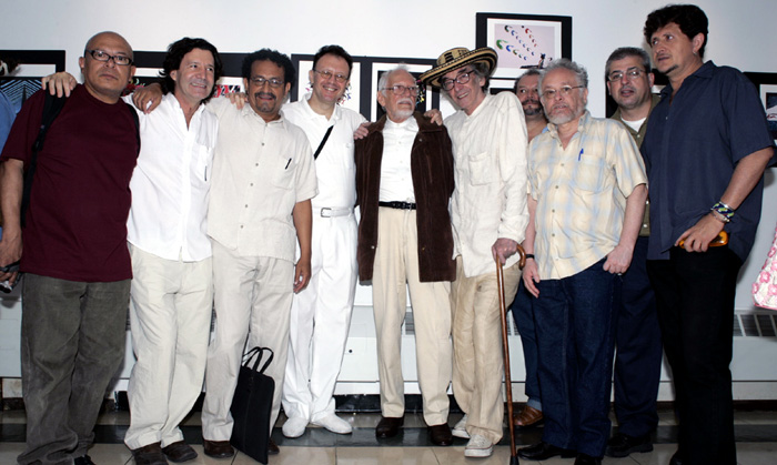 Nereo, al centro, rodeado de artistas y escritores colombianos en una galaría de Queens.