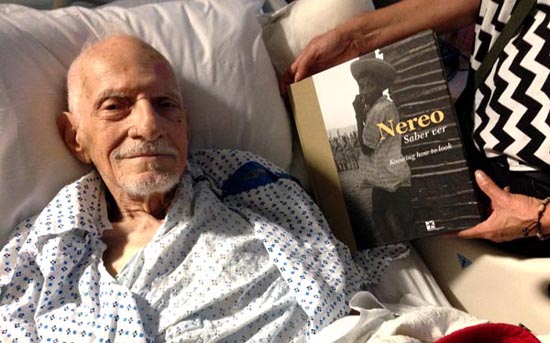 Nereo en la cama donde murió, muy sonriente al lado de su libro Nereo Saber ver, el cual acababa de ser publicado.