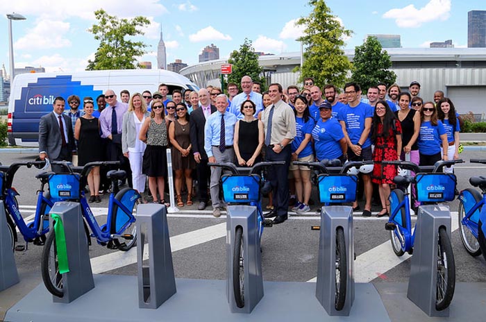 La apertura de la primera estación de Citi Bike en Queens con Manhattan de fondo. Foto DOT