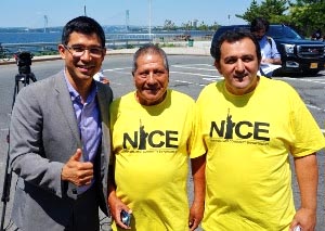 El concejal Carlos Menchaca con miembros de NICE. Foto cortesía