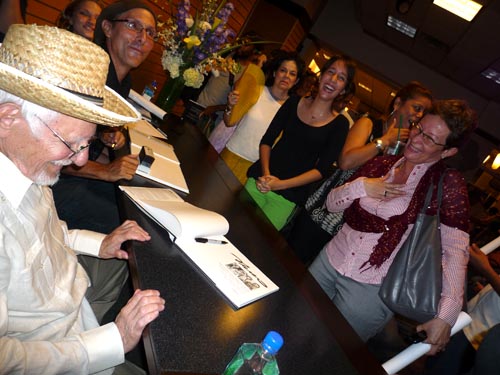 Firmando su libro Nereo, frente a su hija Liza y su nieta en el 2019.