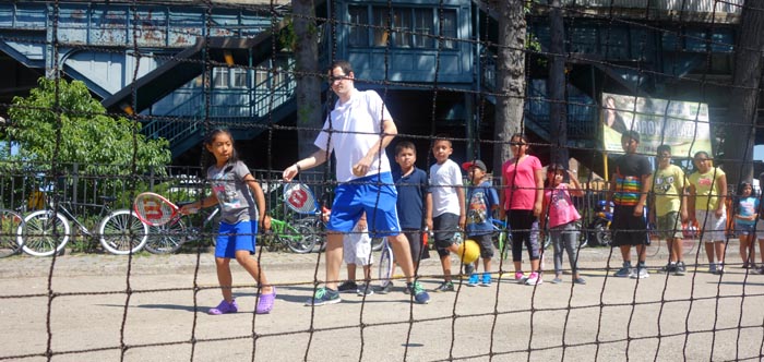 Instructores de tenis con niños latinos en Corona Plaza, Queens. Fotos Javier Castaño
