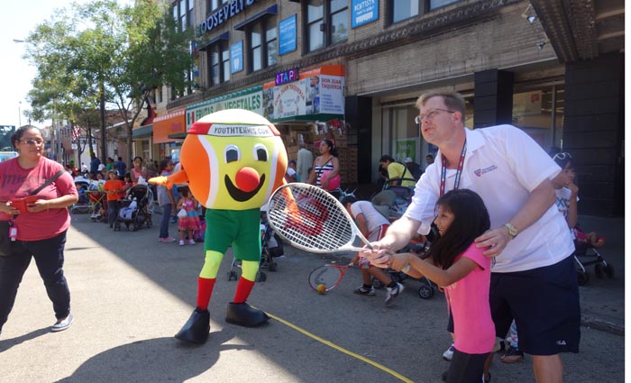 Bajo un radiante sol, familias latinas disfrutaron aprendiendo a jugar tenis.