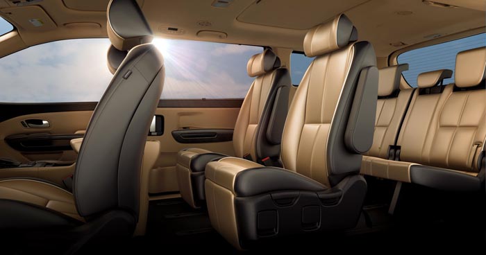 El interior de 2015 Kia Sedona es amplio y confortable.