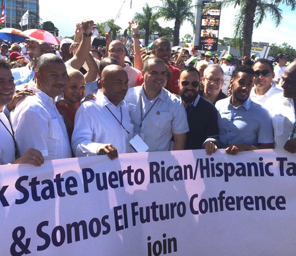 (De izq a der.) Los asambleístas Luis Sepúlveda, Philip Ramos, Maritza Dávila, Carl Heastie (presidente de la Asamblea), Marcos Crespo, Francisco Moya, el contralor de la ciudad Scott Stringer, y el concejal Antonio Reynoso, y los asambleístas Robert Rodríguez y Keith Wright, minutos antes de iniciar la marcha “Unidos por la Salud”, en Hato Rey, Puerto Rico.